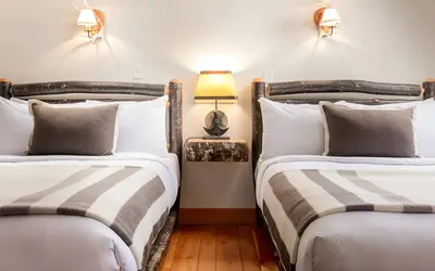 Moraine Lake panoramic view with turquoise waters and Valley of Ten Peaks